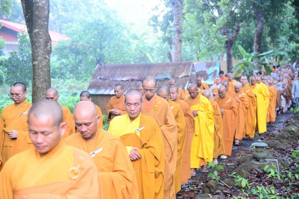 THIỀN HÀNH BUỔI SÁNG – NHỮNG BƯỚC CHÂN AN LẠC CỦA CÁC “CHÚ TIỂU” NƠI CỬA PHẬT