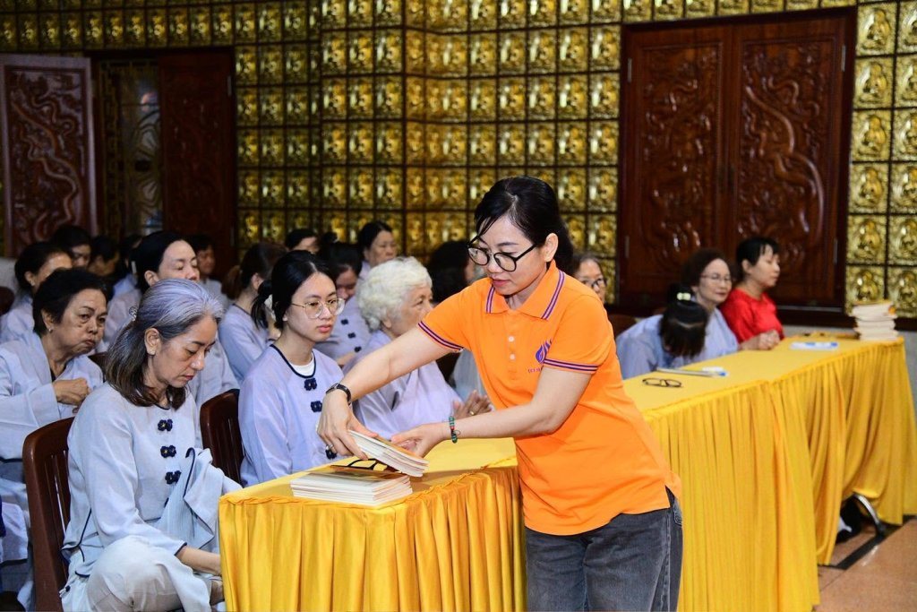 NHỮNG ĐÓA HOA CÔNG ĐỨC DÂNG MÙA PHẬT ĐẢN