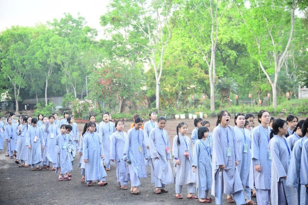THIỀN HÀNH BUỔI SÁNG – NHỮNG BƯỚC CHÂN AN LẠC CỦA CÁC “CHÚ TIỂU” NƠI CỬA PHẬT