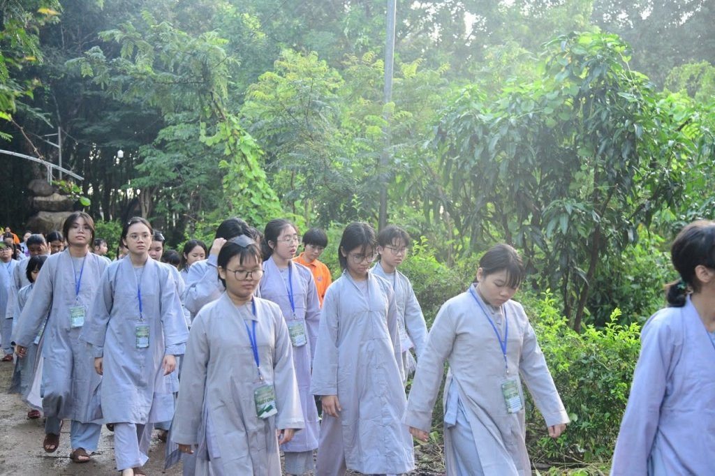 THIỀN HÀNH BUỔI SÁNG – NHỮNG BƯỚC CHÂN AN LẠC CỦA CÁC “CHÚ TIỂU” NƠI CỬA PHẬT