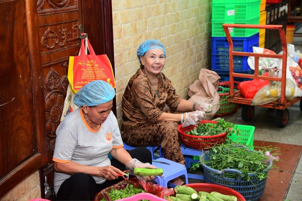 NHỮNG ĐÓA HOA CÔNG ĐỨC DÂNG MÙA PHẬT ĐẢN