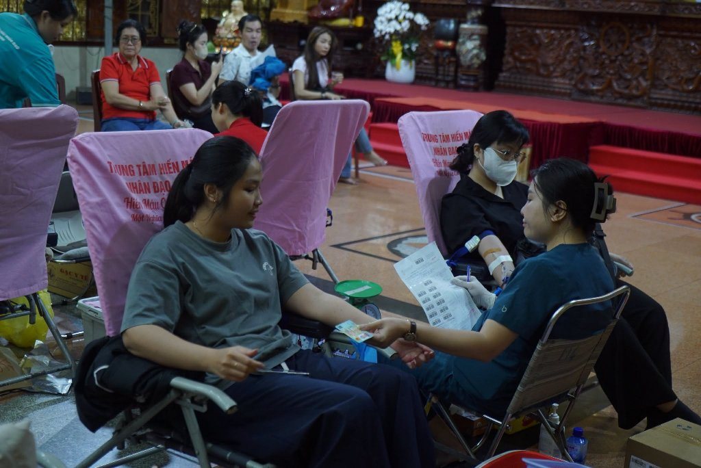 LAN TỎA HẠNH NGUYỆN BỒ-TÁT: HƠN 200 TÌNH NGUYỆN VIÊN THAM GIA HIẾN MÁU NHÂN ĐẠO LẦN THỨ 135 TẠI CHÙA GIÁC NGỘ