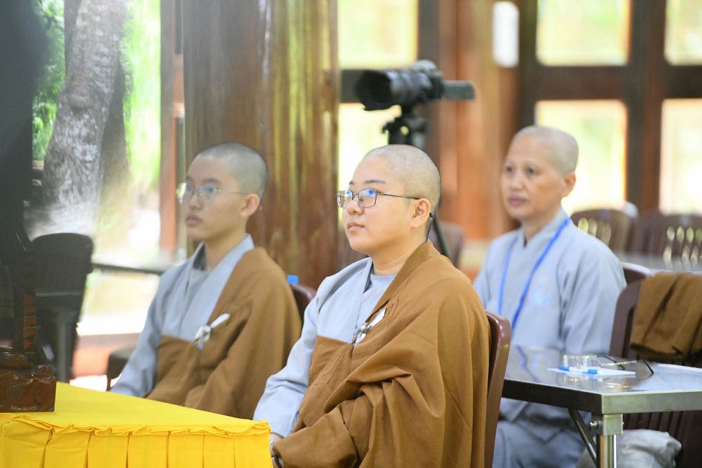 ĐĐ. Thích Khải Thành chia sẻ pháp thoại cho các hành giả Xuất gia gieo duyên