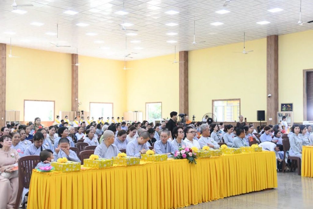 Đạo tràng Đạo Phật Ngày Nay và Phật tử gần xa dâng cúng pháp y, tứ sự đến hành giả an cư tại chùa Giác Ngộ – Đất Đỏ