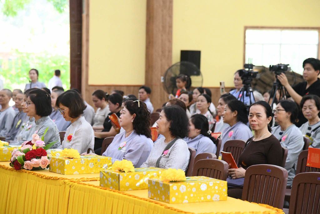 Đạo tràng Đạo Phật Ngày Nay và Phật tử gần xa dâng cúng pháp y, tứ sự đến hành giả an cư tại chùa Giác Ngộ – Đất Đỏ