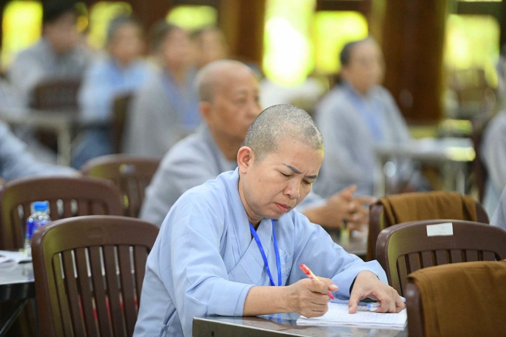 ĐĐ. Thích Khải Thành chia sẻ pháp thoại cho các hành giả Xuất gia gieo duyên