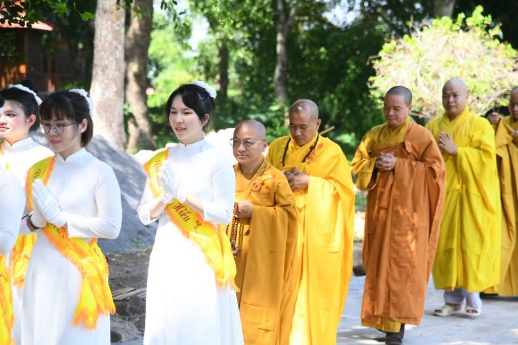 Đạo tràng Đạo Phật Ngày Nay và Phật tử gần xa dâng cúng pháp y, tứ sự đến hành giả an cư tại chùa Giác Ngộ – Đất Đỏ