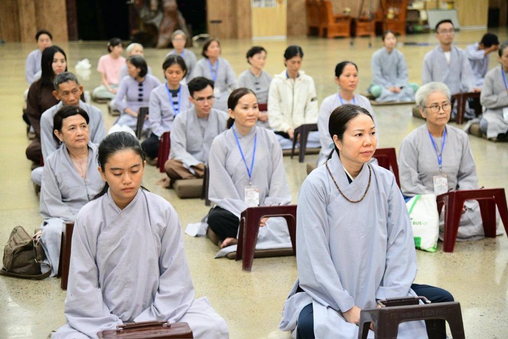 GẦN 100 HÀNH GIẢ “PHƯƠNG TRỜI THONG DONG” LẦN 10 NHẬP CHÚNG, LÀM QUEN NẾP SỐNG TU HỌC TẠI TRƯỜNG HẠ CHÙA GIÁC NGỘ - ĐẤT ĐỎ