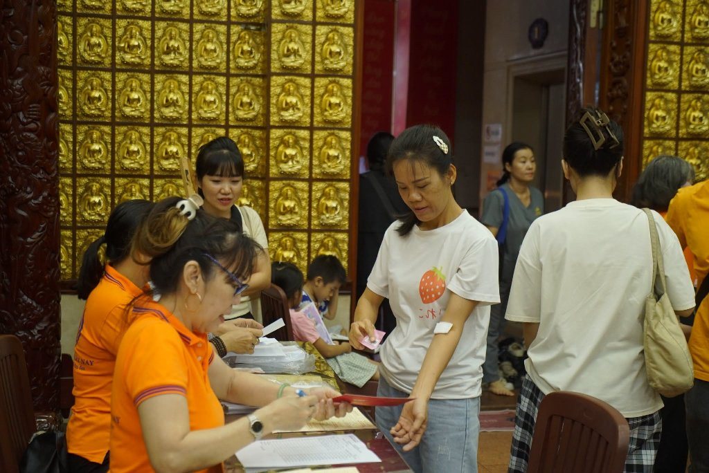 LAN TỎA HẠNH NGUYỆN BỒ-TÁT: HƠN 200 TÌNH NGUYỆN VIÊN THAM GIA HIẾN MÁU NHÂN ĐẠO LẦN THỨ 135 TẠI CHÙA GIÁC NGỘ