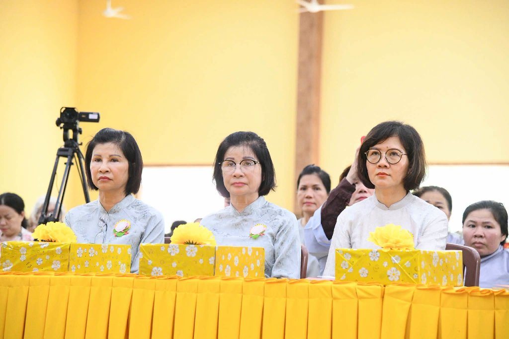 Đạo tràng Đạo Phật Ngày Nay và Phật tử gần xa dâng cúng pháp y, tứ sự đến hành giả an cư tại chùa Giác Ngộ – Đất Đỏ