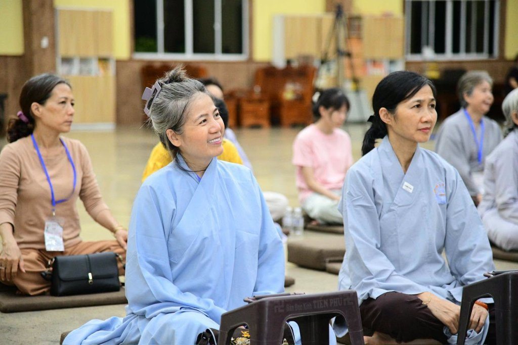GẦN 100 HÀNH GIẢ “PHƯƠNG TRỜI THONG DONG” LẦN 10 NHẬP CHÚNG, LÀM QUEN NẾP SỐNG TU HỌC TẠI TRƯỜNG HẠ CHÙA GIÁC NGỘ - ĐẤT ĐỎ