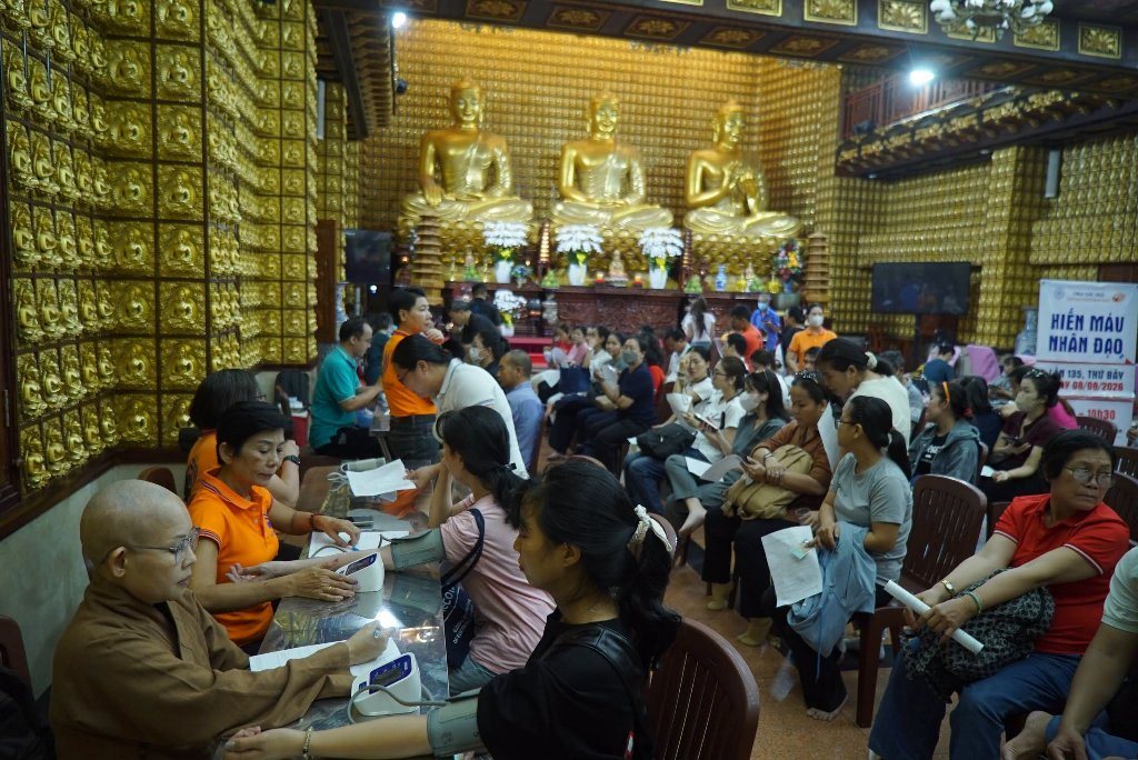 LAN TỎA HẠNH NGUYỆN BỒ-TÁT: HƠN 200 TÌNH NGUYỆN VIÊN THAM GIA HIẾN MÁU NHÂN ĐẠO LẦN THỨ 135 TẠI CHÙA GIÁC NGỘ