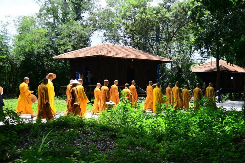 THIỀN HÀNH SAU GIỜ CƠM CHÁNH NIỆM – HÀNH TRÌNH PHƯƠNG TRỜI THONG DONG BẮT ĐẦU