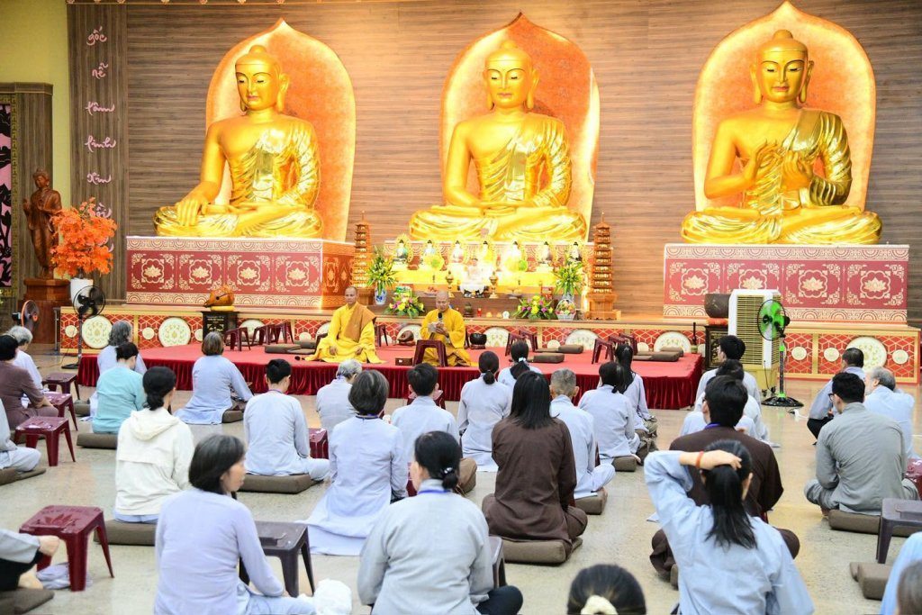 GẦN 100 HÀNH GIẢ “PHƯƠNG TRỜI THONG DONG” LẦN 10 NHẬP CHÚNG, LÀM QUEN NẾP SỐNG TU HỌC TẠI TRƯỜNG HẠ CHÙA GIÁC NGỘ - ĐẤT ĐỎ