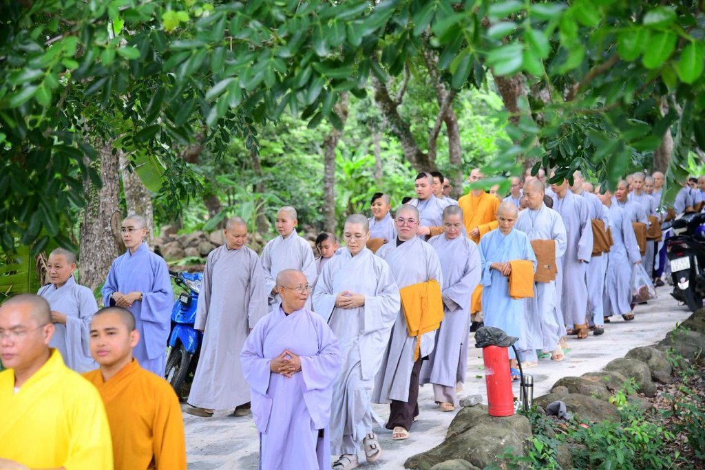 THIỀN HÀNH SAU GIỜ CƠM CHÁNH NIỆM – HÀNH TRÌNH PHƯƠNG TRỜI THONG DONG BẮT ĐẦU