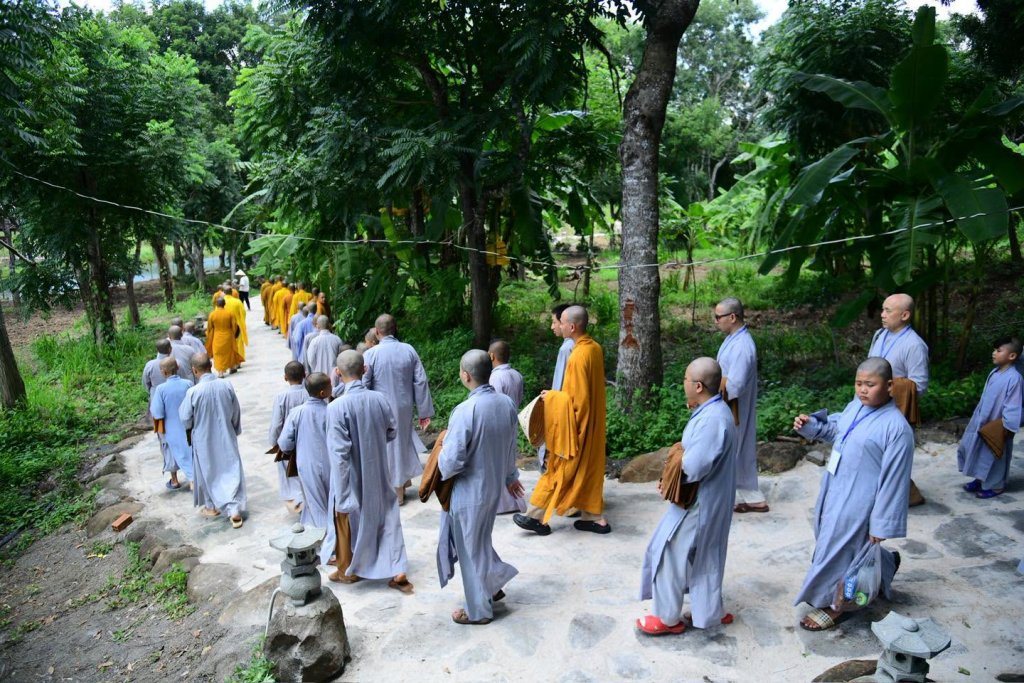 THIỀN HÀNH SAU GIỜ CƠM CHÁNH NIỆM – HÀNH TRÌNH PHƯƠNG TRỜI THONG DONG BẮT ĐẦU