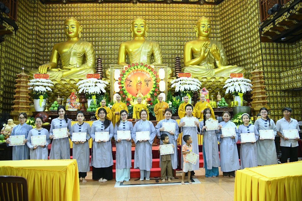HƠN 200 THIỆN NAM TÍN NỮ PHÁT TÂM QUY Y TAM BẢO NHÂN MÙA VU LAN BÁO HIẾU TẠI CHÙA GIÁC NGỘ