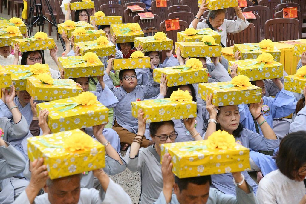 Đạo tràng Đạo Phật Ngày Nay và Phật tử gần xa dâng cúng pháp y, tứ sự đến hành giả an cư tại chùa Giác Ngộ – Đất Đỏ