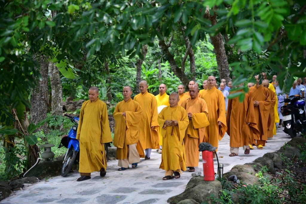 THIỀN HÀNH SAU GIỜ CƠM CHÁNH NIỆM – HÀNH TRÌNH PHƯƠNG TRỜI THONG DONG BẮT ĐẦU