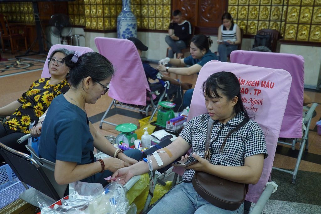 LAN TỎA HẠNH NGUYỆN BỒ-TÁT: HƠN 200 TÌNH NGUYỆN VIÊN THAM GIA HIẾN MÁU NHÂN ĐẠO LẦN THỨ 135 TẠI CHÙA GIÁC NGỘ