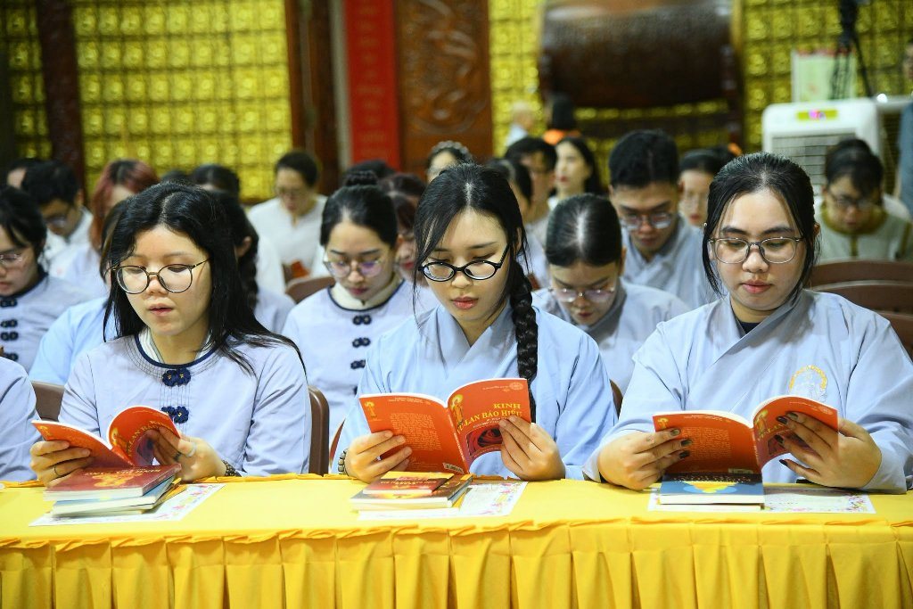 HƠN 200 THIỆN NAM TÍN NỮ PHÁT TÂM QUY Y TAM BẢO NHÂN MÙA VU LAN BÁO HIẾU TẠI CHÙA GIÁC NGỘ