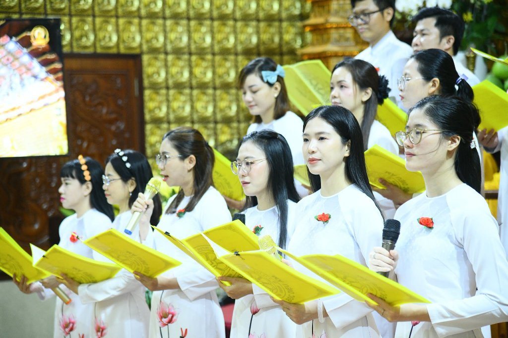 HƠN 200 THIỆN NAM TÍN NỮ PHÁT TÂM QUY Y TAM BẢO NHÂN MÙA VU LAN BÁO HIẾU TẠI CHÙA GIÁC NGỘ