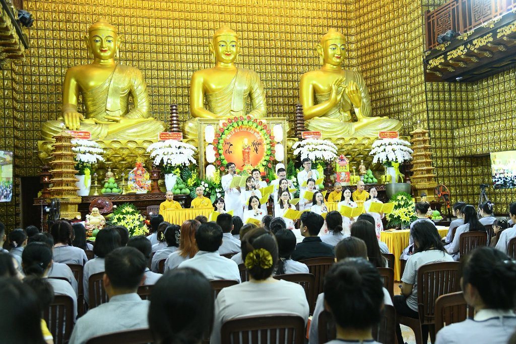 HƠN 200 THIỆN NAM TÍN NỮ PHÁT TÂM QUY Y TAM BẢO NHÂN MÙA VU LAN BÁO HIẾU TẠI CHÙA GIÁC NGỘ