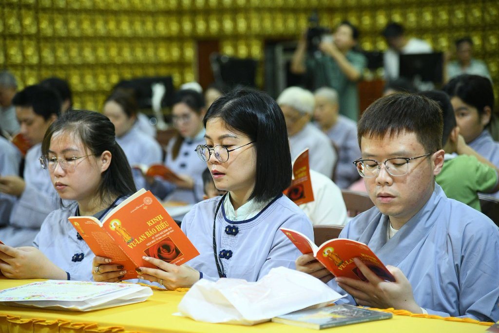 HƠN 200 THIỆN NAM TÍN NỮ PHÁT TÂM QUY Y TAM BẢO NHÂN MÙA VU LAN BÁO HIẾU TẠI CHÙA GIÁC NGỘ