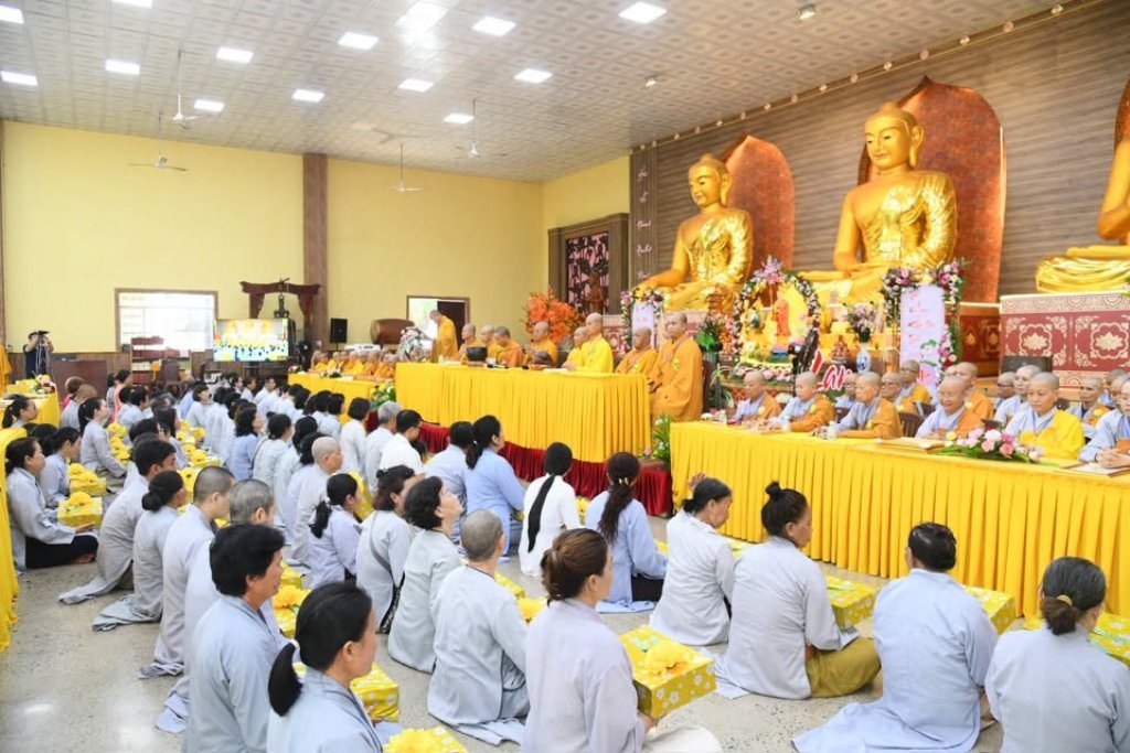 Đạo tràng Đạo Phật Ngày Nay và Phật tử gần xa dâng cúng pháp y, tứ sự đến hành giả an cư tại chùa Giác Ngộ – Đất Đỏ