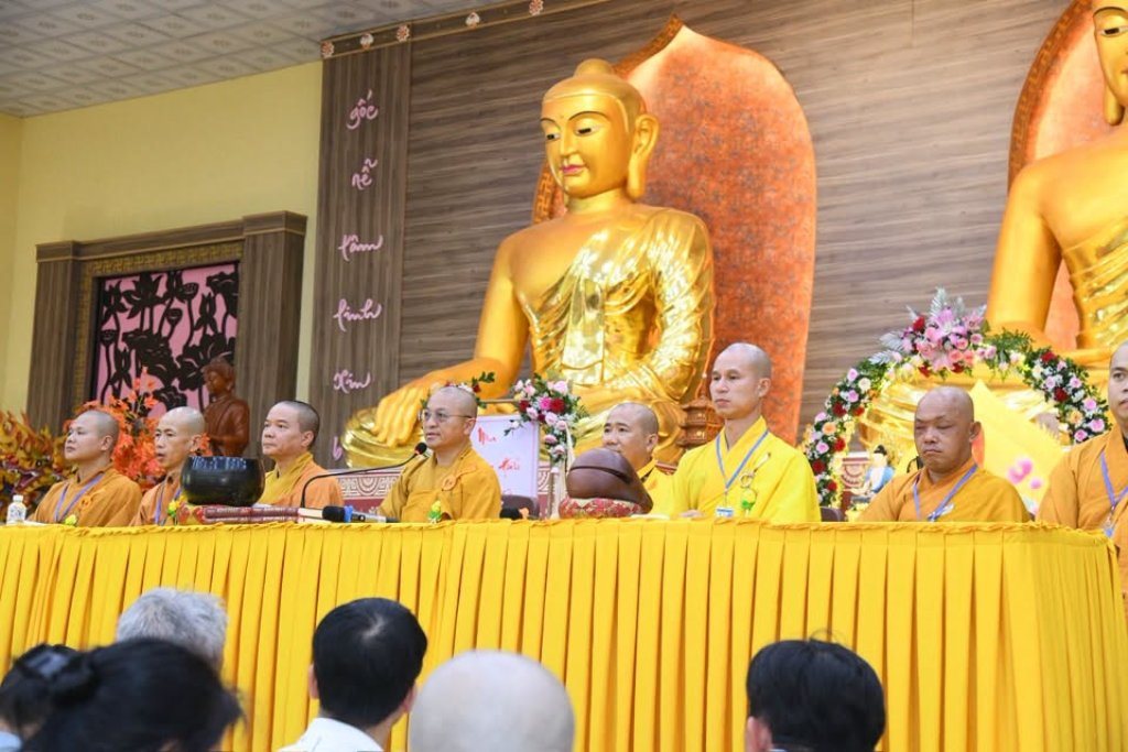 Đạo tràng Đạo Phật Ngày Nay và Phật tử gần xa dâng cúng pháp y, tứ sự đến hành giả an cư tại chùa Giác Ngộ – Đất Đỏ