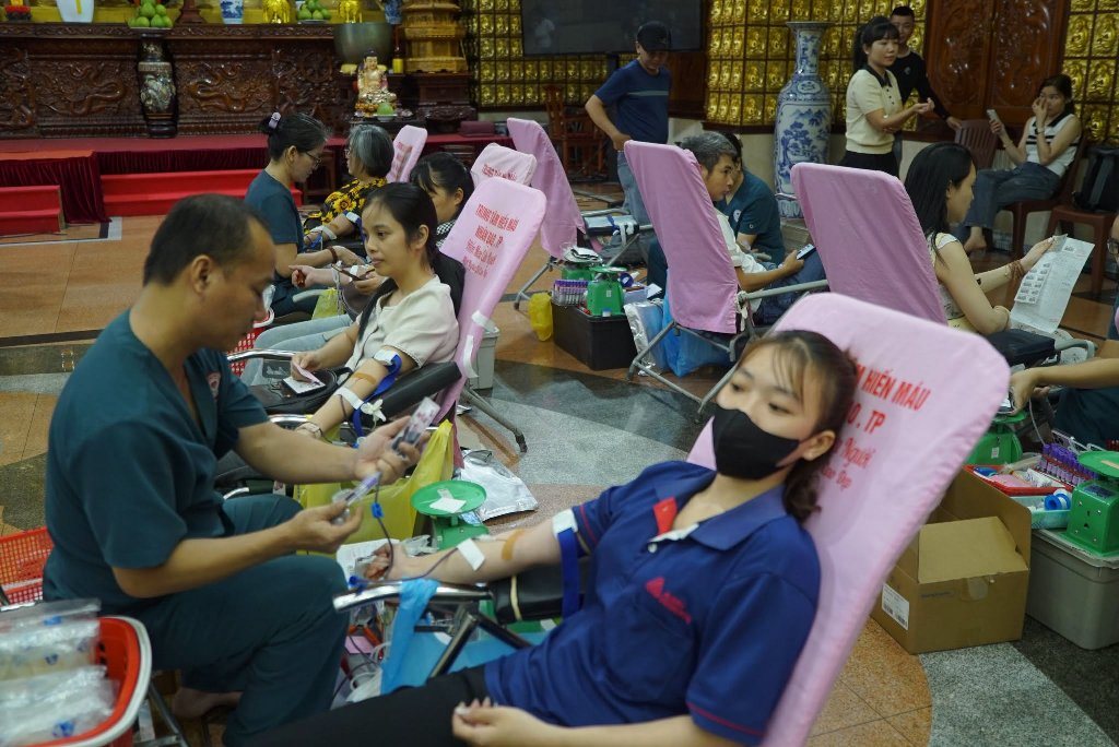 LAN TỎA HẠNH NGUYỆN BỒ-TÁT: HƠN 200 TÌNH NGUYỆN VIÊN THAM GIA HIẾN MÁU NHÂN ĐẠO LẦN THỨ 135 TẠI CHÙA GIÁC NGỘ