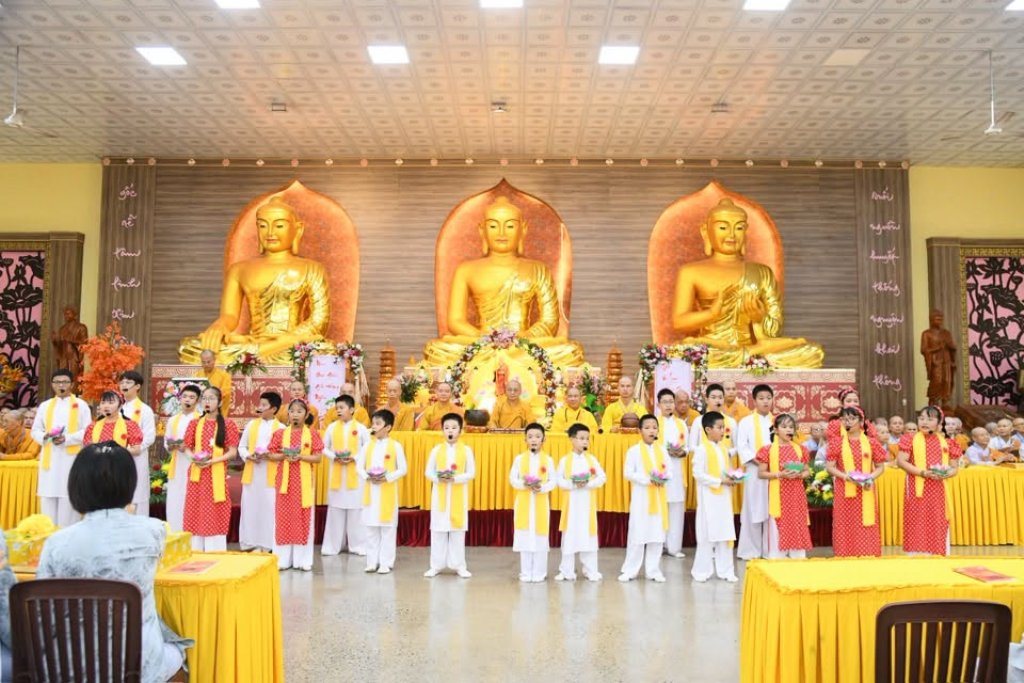 Đạo tràng Đạo Phật Ngày Nay và Phật tử gần xa dâng cúng pháp y, tứ sự đến hành giả an cư tại chùa Giác Ngộ – Đất Đỏ