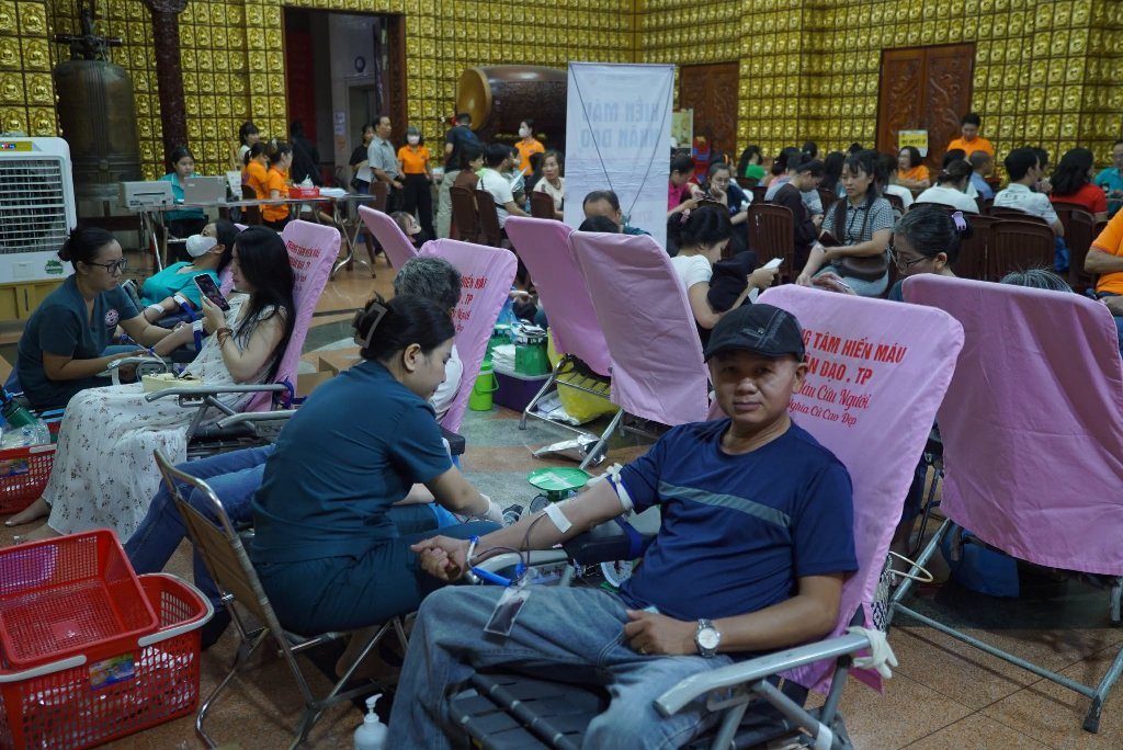 LAN TỎA HẠNH NGUYỆN BỒ-TÁT: HƠN 200 TÌNH NGUYỆN VIÊN THAM GIA HIẾN MÁU NHÂN ĐẠO LẦN THỨ 135 TẠI CHÙA GIÁC NGỘ