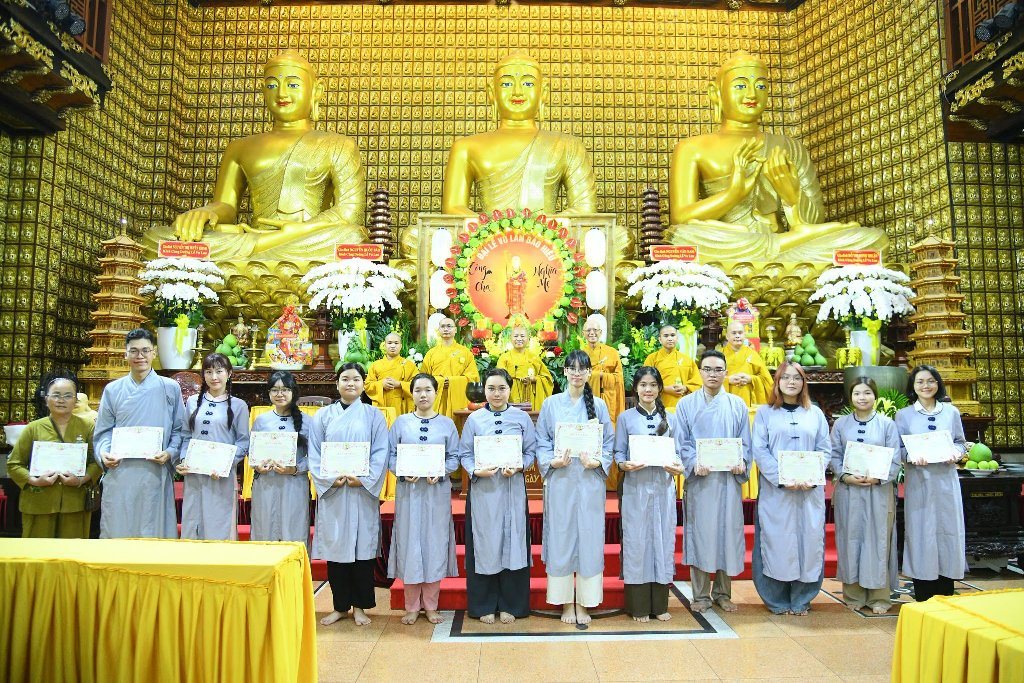 HƠN 200 THIỆN NAM TÍN NỮ PHÁT TÂM QUY Y TAM BẢO NHÂN MÙA VU LAN BÁO HIẾU TẠI CHÙA GIÁC NGỘ