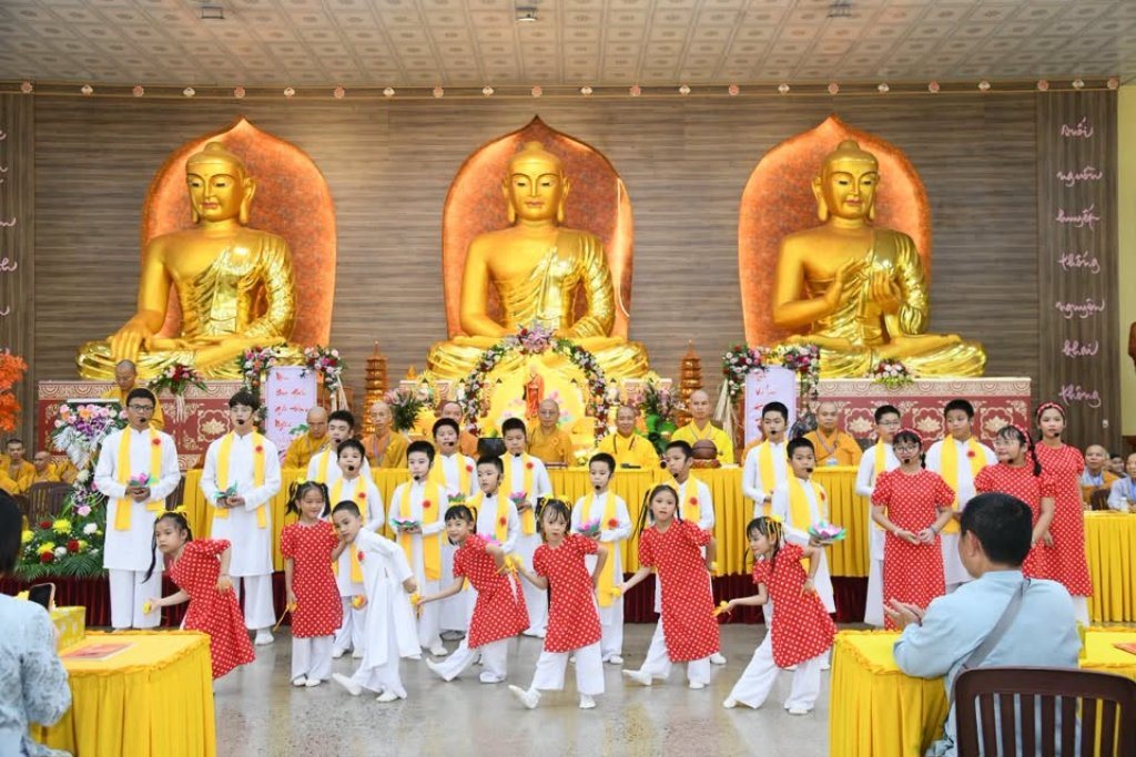 Đạo tràng Đạo Phật Ngày Nay và Phật tử gần xa dâng cúng pháp y, tứ sự đến hành giả an cư tại chùa Giác Ngộ – Đất Đỏ