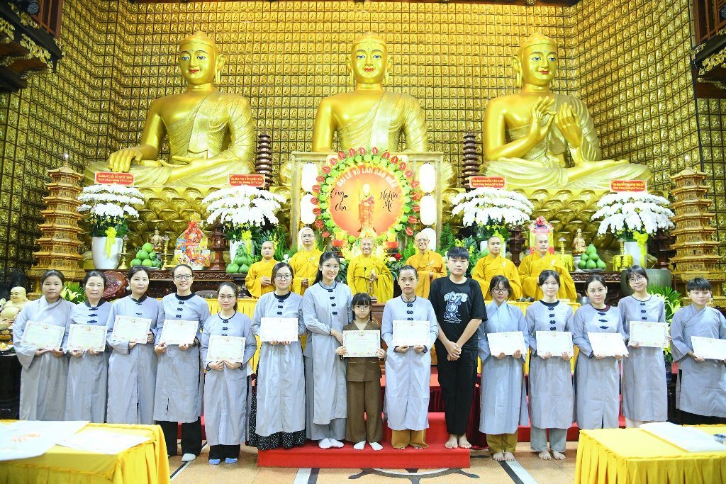 HƠN 200 THIỆN NAM TÍN NỮ PHÁT TÂM QUY Y TAM BẢO NHÂN MÙA VU LAN BÁO HIẾU TẠI CHÙA GIÁC NGỘ