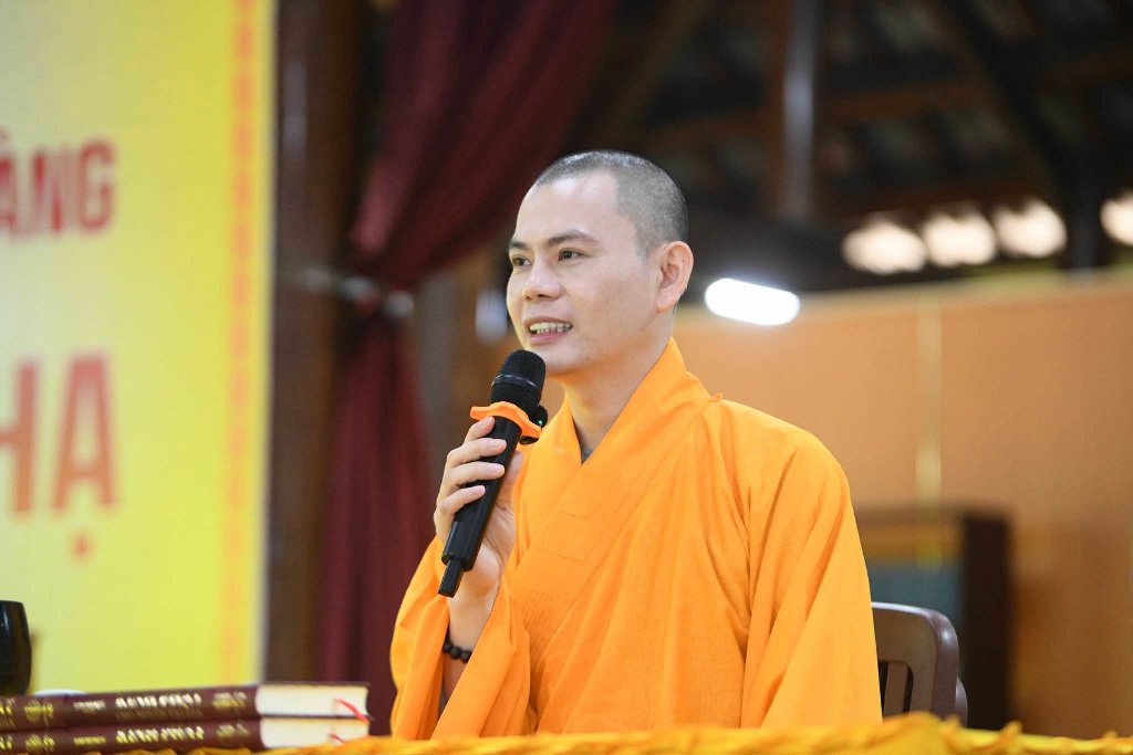 ĐĐ. Thích Khải Thành chia sẻ pháp thoại cho các hành giả Xuất gia gieo duyên
