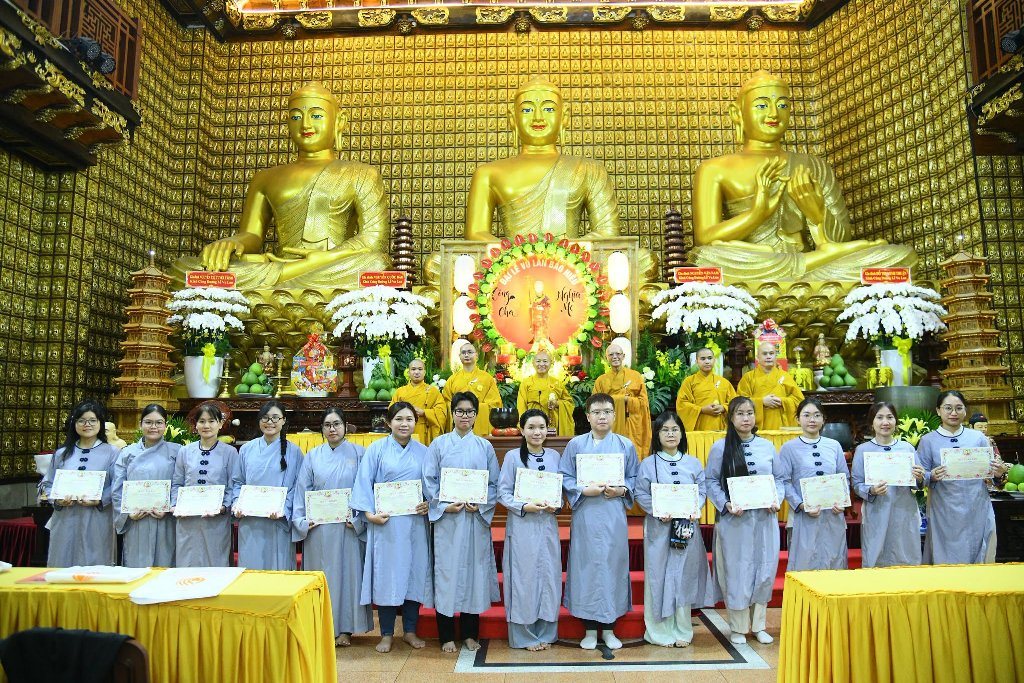HƠN 200 THIỆN NAM TÍN NỮ PHÁT TÂM QUY Y TAM BẢO NHÂN MÙA VU LAN BÁO HIẾU TẠI CHÙA GIÁC NGỘ