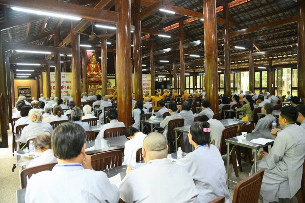ĐĐ. Thích Khải Thành chia sẻ pháp thoại cho các hành giả Xuất gia gieo duyên