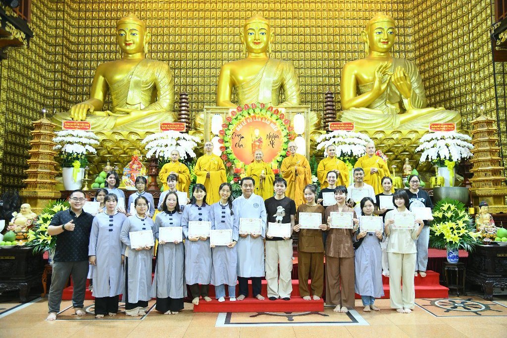 HƠN 200 THIỆN NAM TÍN NỮ PHÁT TÂM QUY Y TAM BẢO NHÂN MÙA VU LAN BÁO HIẾU TẠI CHÙA GIÁC NGỘ