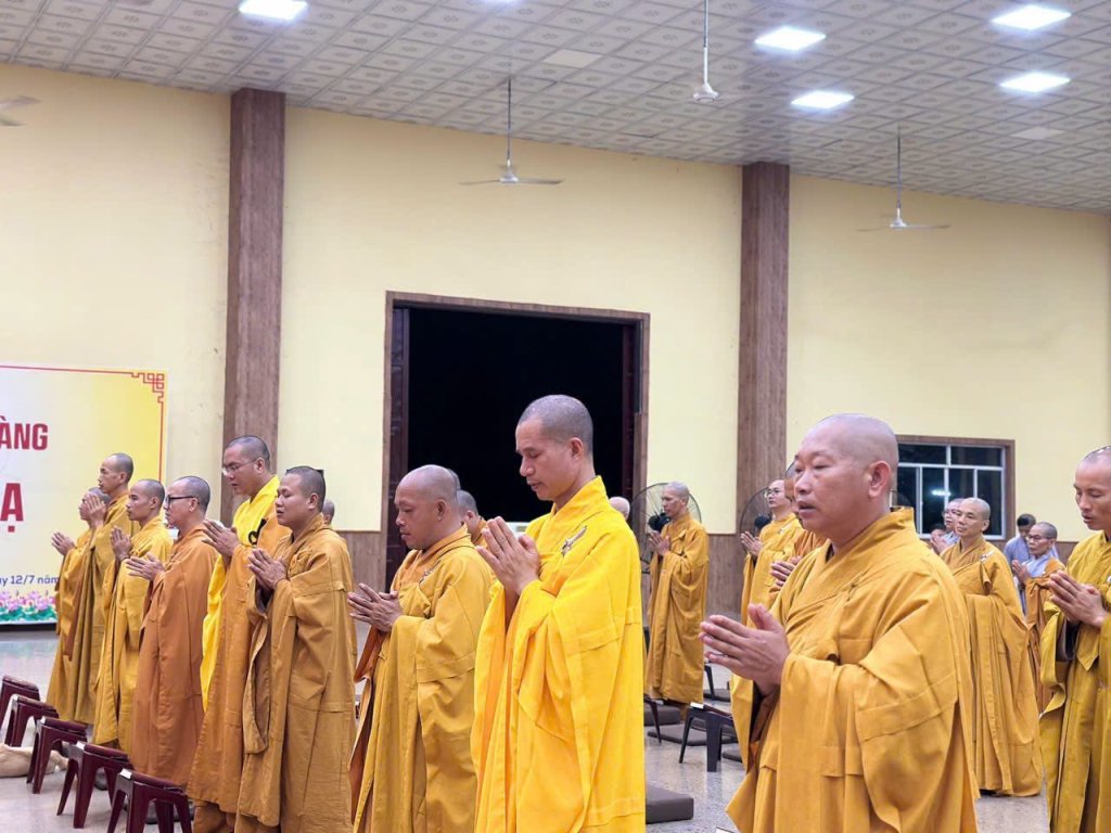 HÒA THƯỢNG THÍCH THIỆN HỶ SÁCH TẤN HÀNH GIẢ AN CƯ TẠI HẠ TRƯỜNG CHÙA GIÁC NGỘ - ĐẤT ĐỎ