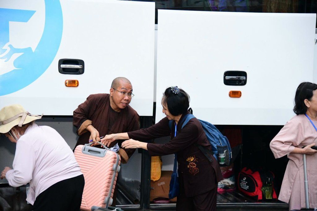 GẦN 100 HÀNH GIẢ “PHƯƠNG TRỜI THONG DONG” LẦN 10 NHẬP CHÚNG, LÀM QUEN NẾP SỐNG TU HỌC TẠI TRƯỜNG HẠ CHÙA GIÁC NGỘ - ĐẤT ĐỎ