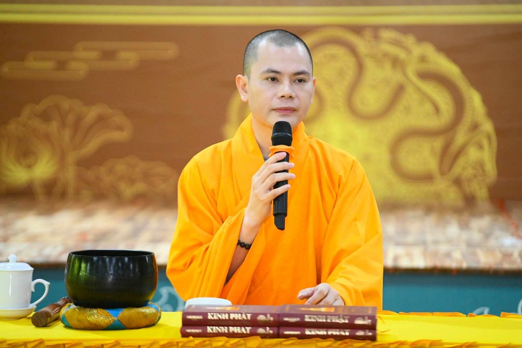ĐĐ. Thích Khải Thành chia sẻ pháp thoại cho các hành giả Xuất gia gieo duyên