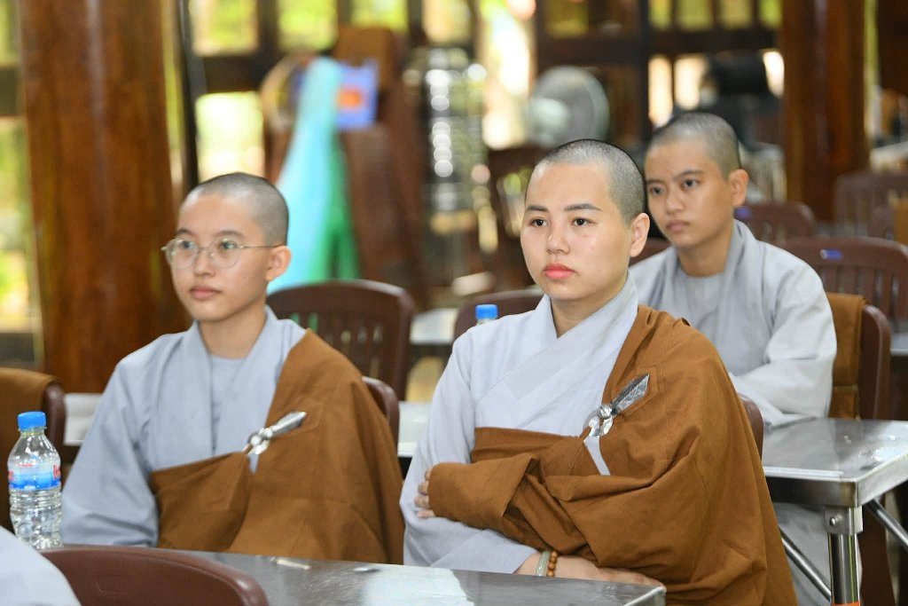 “CON RẮN” VÀ “CHIẾC BÈ” – BÀI HỌC SÂU SẮC VỀ CÁCH HỌC VÀ HÀNH CHÁNH PHÁP