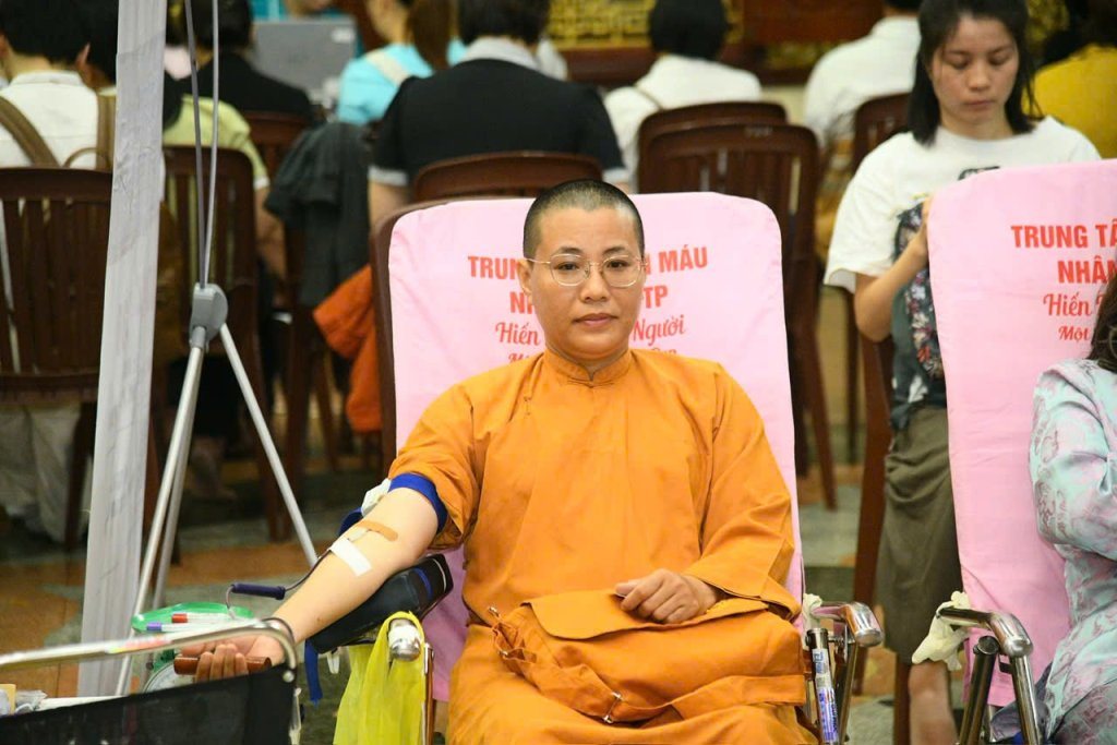 TIẾP NỐI HẠNH NGUYỆN PHỤNG SỰ: HƠN 200 TĂNG NI, PHẬT TỬ THAM GIA HIẾN MÁU NHÂN ĐẠO LẦN THỨ 136