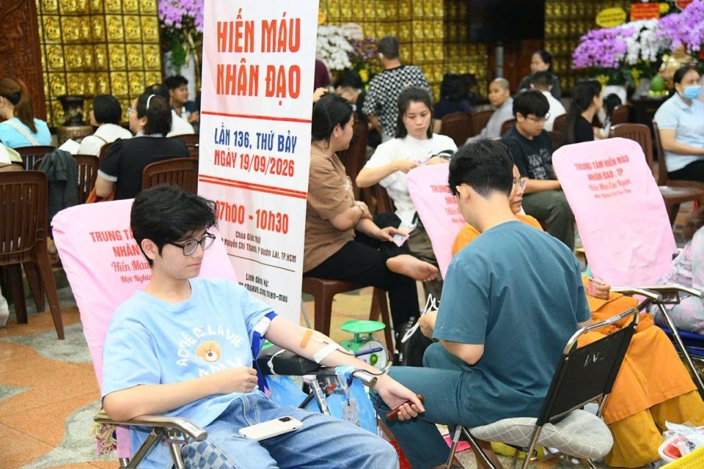 TIẾP NỐI HẠNH NGUYỆN PHỤNG SỰ: HƠN 200 TĂNG NI, PHẬT TỬ THAM GIA HIẾN MÁU NHÂN ĐẠO LẦN THỨ 136
