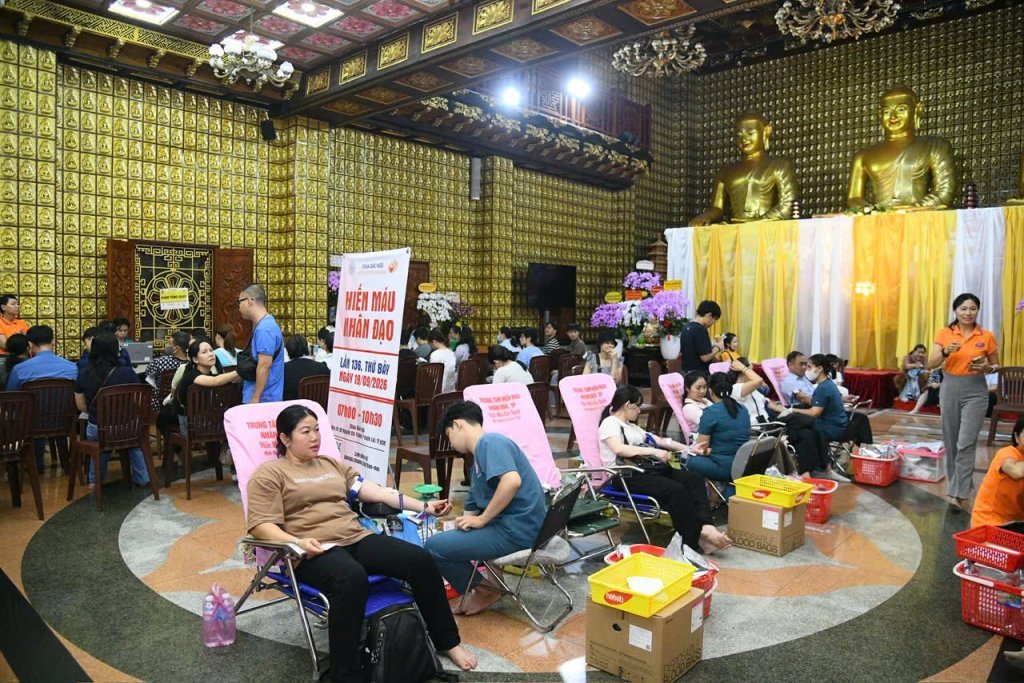 TIẾP NỐI HẠNH NGUYỆN PHỤNG SỰ: HƠN 200 TĂNG NI, PHẬT TỬ THAM GIA HIẾN MÁU NHÂN ĐẠO LẦN THỨ 136