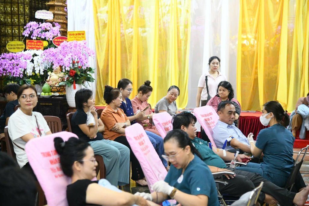 TIẾP NỐI HẠNH NGUYỆN PHỤNG SỰ: HƠN 200 TĂNG NI, PHẬT TỬ THAM GIA HIẾN MÁU NHÂN ĐẠO LẦN THỨ 136
