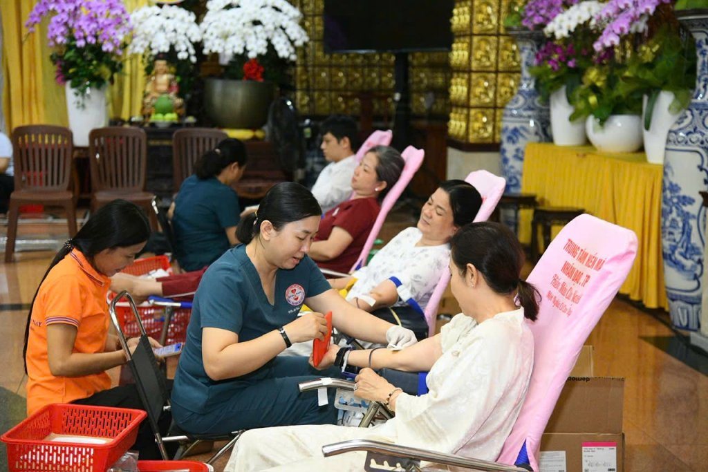 TIẾP NỐI HẠNH NGUYỆN PHỤNG SỰ: HƠN 200 TĂNG NI, PHẬT TỬ THAM GIA HIẾN MÁU NHÂN ĐẠO LẦN THỨ 136