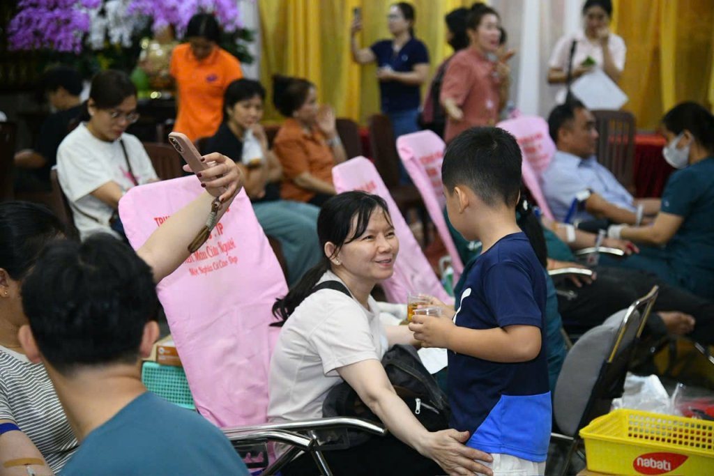 TIẾP NỐI HẠNH NGUYỆN PHỤNG SỰ: HƠN 200 TĂNG NI, PHẬT TỬ THAM GIA HIẾN MÁU NHÂN ĐẠO LẦN THỨ 136